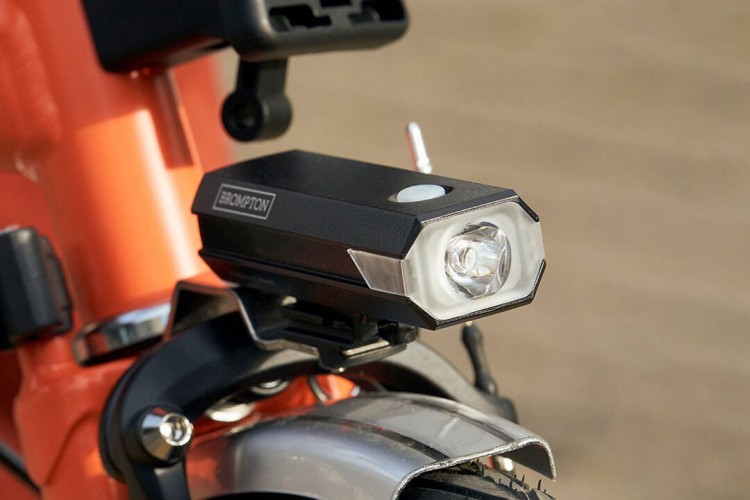 Lampa przednia Brompton made by Cateye zamocowana na rowerze