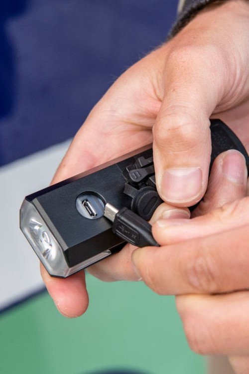 Gniazdo i kabel ładowanie lampy Brompton Front Ligh 500 lm made by Cateye