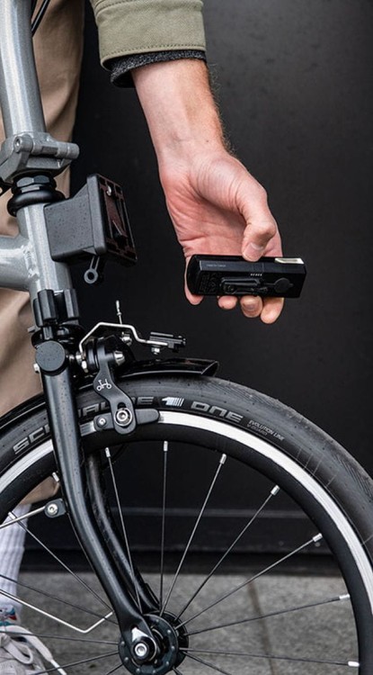 Łatwe zdjęcie lampki Brompton Front Light 500 lumenów