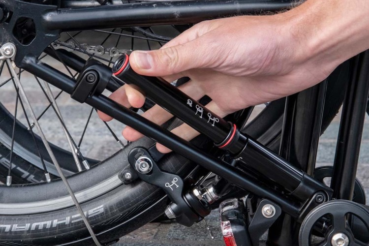 Pompka Brompton mocowana do  ramy