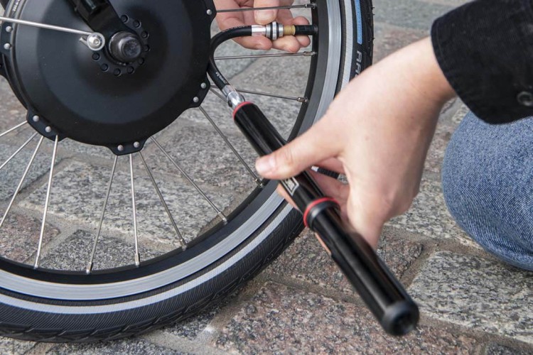 Pompowanie kół Brompton